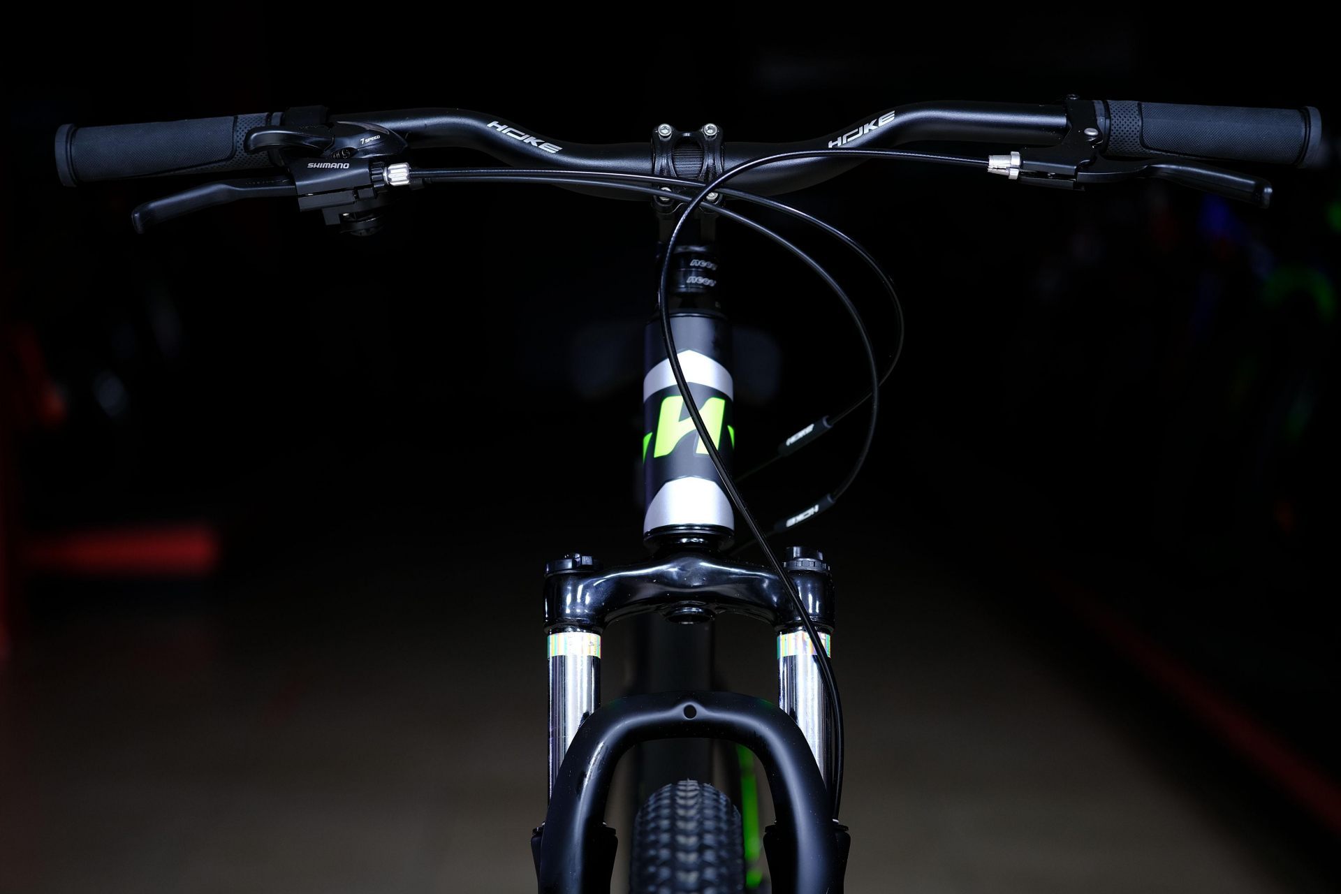 Вилка пружинно-эластомерная 80 mm с функцией регулировки и блокировки
 HOKE Shock 27,5 MD матовый чёрный-оранжевый 15