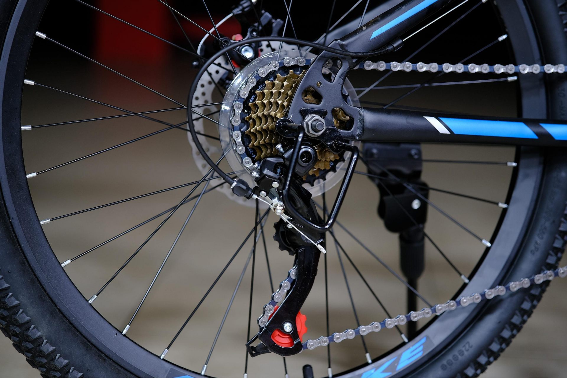 Задний переключатель Shiming TZ (аналог Shimano TZ500)
 HOKE Steel WAY 24 матовый чёрный-синий